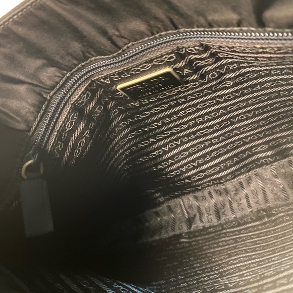 Prada shoulder bag - black and with metal handle -classy style - Picture 4 of 17